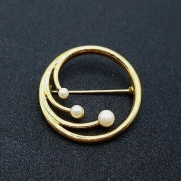 Monet Circle Pin with Three Simulated Pearls - Picture 3 of 10